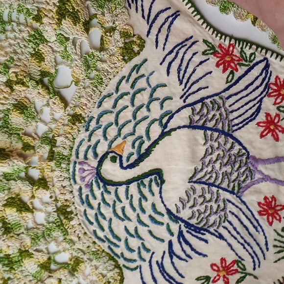 Vintage handmade crochet tatted embroidered peacocks - Picture 2 of 6